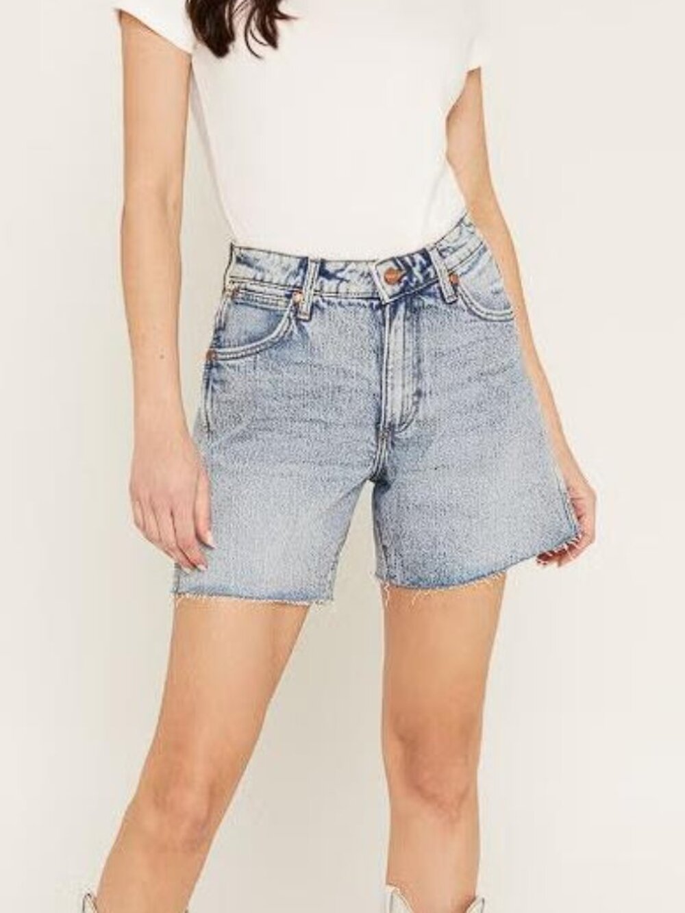 WRANGLER Women's Cowboy Stretch Blissful Short Size 29 In Light Wash